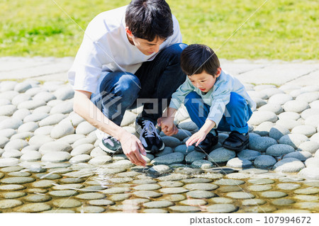 孩子和父親在溪邊玩耍 107994672