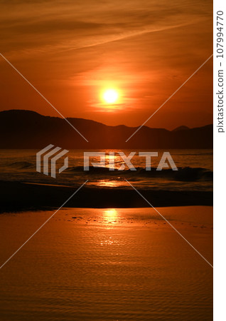 Scenery of the setting sun 107994770
