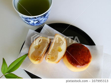 下午茶時間:美味的栗子饅頭、綠茶、南天葉 下午茶時間:美味的栗子饅頭、綠茶、南天葉 107995313