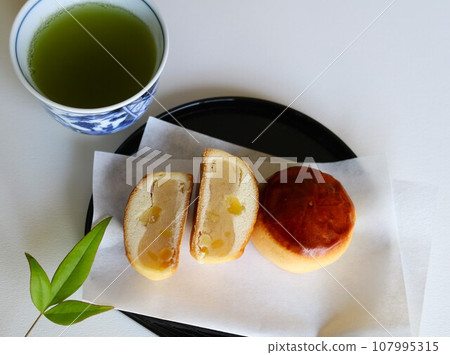 下午茶時間:美味的栗子饅頭、綠茶、南天葉 下午茶時間:美味的栗子饅頭、綠茶、南天葉 107995315