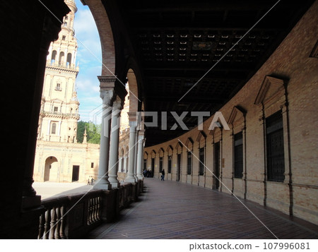 Corridor of Plaza Espanya [Seville, Spain] 107996081