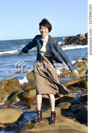 Young woman posing on the beach 107996165