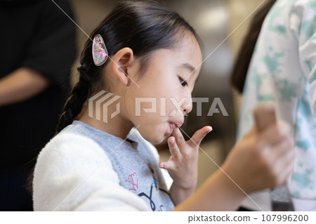 在家做蛋糕的女孩 107996200