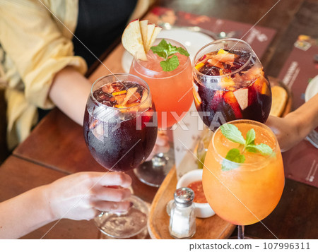 桑格利亞汽酒乾杯 107996311