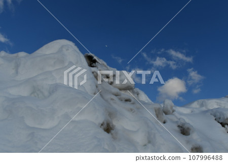白天大壩上大量積雪被雪埋的景象 白天大壩上大量積雪被雪埋的景象 107996488