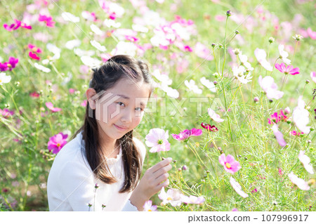 在花田裡玩耍的女孩 107996917