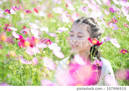 在花田裡玩耍的女孩 107996918