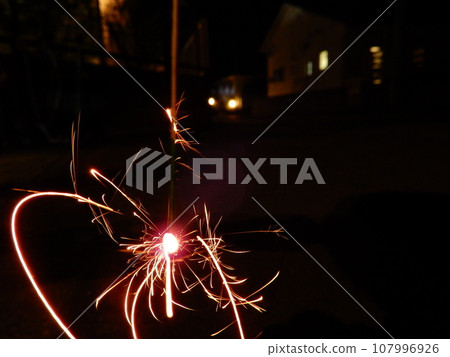 Sparklers that bloom on summer nights 107996926