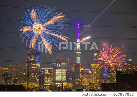 日本多摩川花火大會四年來首次出現川崎城市景觀。川崎市紀念玉川煙火大會的會場一側。六本木Hills等在後面 107997038