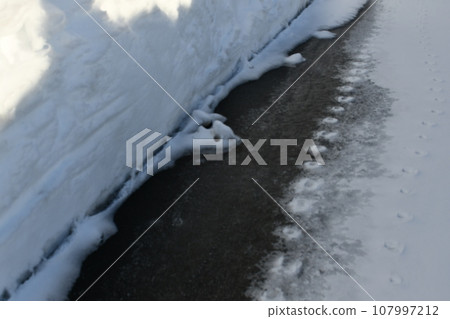 白天的壩路風景,沒雪的地方直走 白天的壩路風景,沒雪的地方直走 107997212