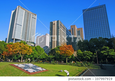 日比谷公園在陽光明媚的秋天天氣 日比谷公園在陽光明媚的秋天天氣 107997919