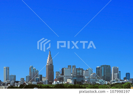 Blue sky in Shinjuku 107998197