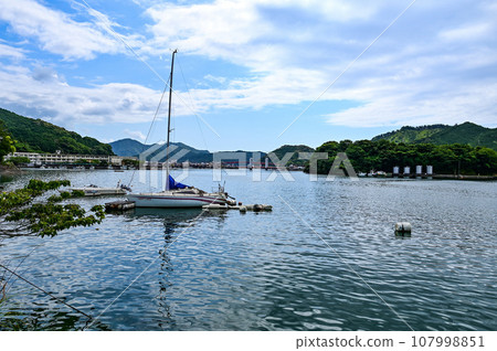 [Mie] Kihoku Town is a small port town with dynamic fireworks during the Kihoku Toro Festival. The scenery and fireworks were beautiful. 107998851