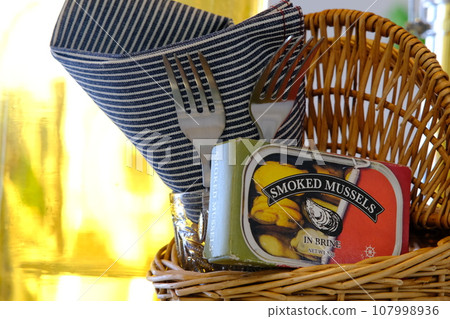 罐裝貽貝和早餐展示 107998936