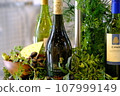 酒瓶和橄欖展示 107999149