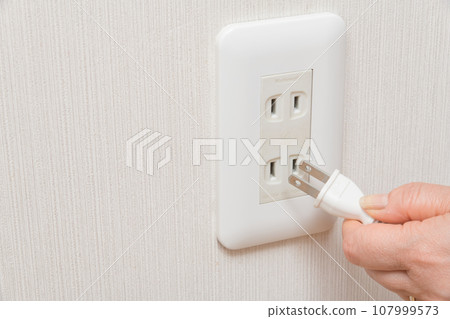[Housewife plugs in the outlet] 107999573