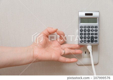 [Housewife imagines saving electricity bill - Calculator edition] 107999576