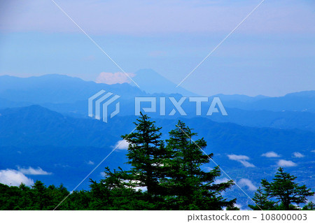 You can see Mt. Fuji from the route to Ikenotaira Wetland, the hill above the clouds. 108000003