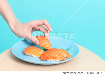 Hand with Sushi 108000044