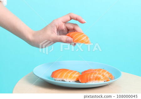 Hand with Sushi 108000045