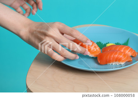 Hand with Sushi 108000058