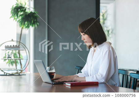 使用筆記型電腦的年輕女商人 使用筆記型電腦的年輕女商人 108000756