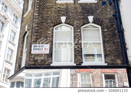 Dark brown brick historic building - London Piccadilly Circus streetscape 108001135