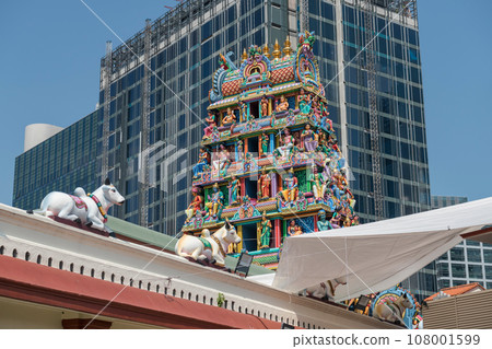 Sri Mariamman Temple against modern building, Singapore Sri Mariamman Temple against modern building, Singapore 108001599