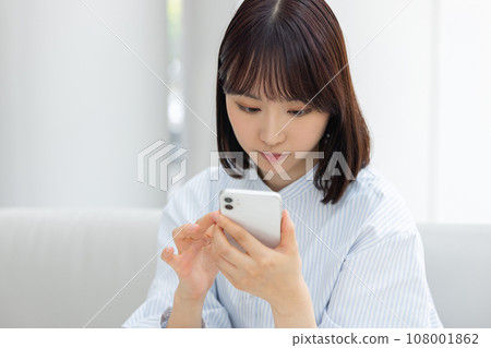 操作智慧型手機的年輕女商人 操作智慧型手機的年輕女商人 108001862