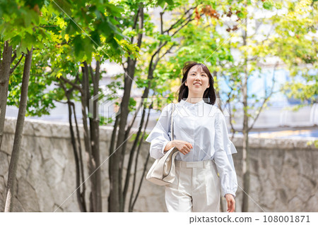 微笑的女商人在戶外散步 108001871