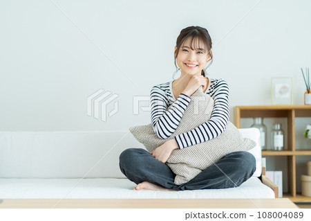 在沙發上放鬆的年輕女人 在家放鬆的女人 女人，微笑，女孩，休閒，大學生，新生活 108004089