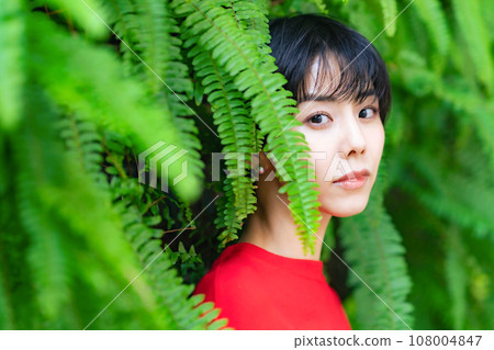 一個被綠樹環繞的女人的肖像 一個被綠樹環繞的女人的肖像 108004847