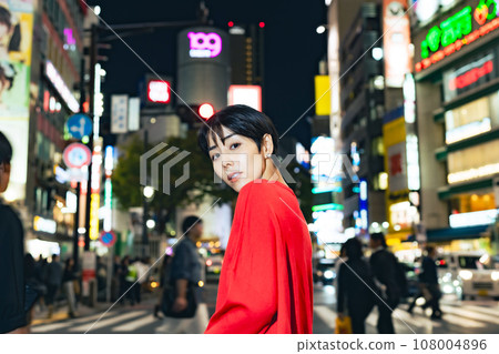 女性夜景人像街拍 女性夜景人像街拍 108004896