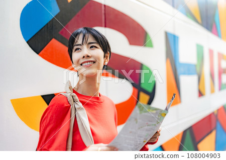 一個女人在城市裡看地圖 108004903