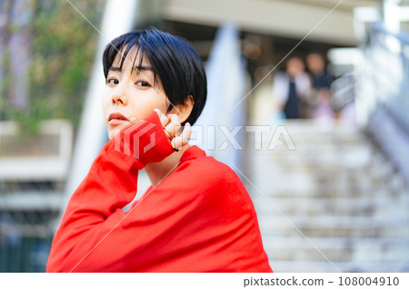 Women's fashion portrait street snap 108004910