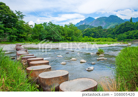 荒川和武甲山、踏腳石橋、秩父市荒川體育公園附近的風景 108005420