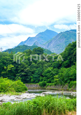 荒川和武甲山,秩父市荒川綜合運動公園附近的風景 荒川和武甲山,秩父市荒川綜合運動公園附近的風景 108005425