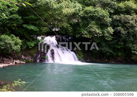 轟瀑布美麗的瀑布盆地 108005506
