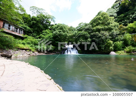 郡山的轟瀑布,美麗的河流流經其中 郡山的轟瀑布,美麗的河流流經其中 108005507