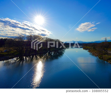 從橋上看到的水面如鏡面 108005552