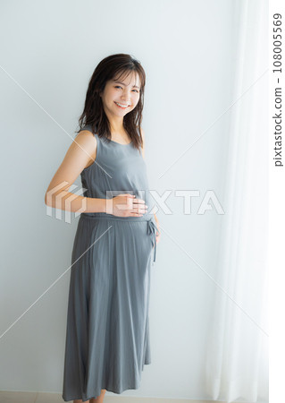 Pregnant woman Pregnant woman 108005569