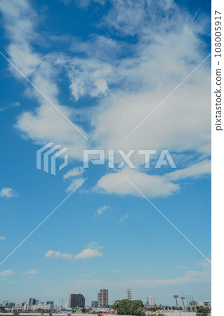 Refreshing blue sky and city scenery in October 108005917