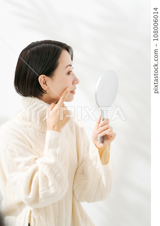 觀看手鏡的婦女 觀看手鏡的婦女 108006014
