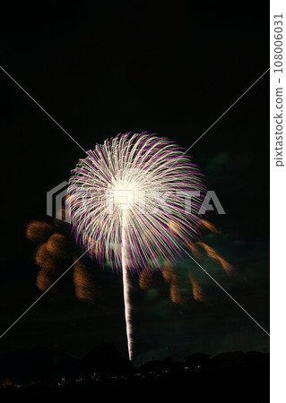 Starmine shines in the night sky. Scenery of the Chikusei Fireworks Festival 108006031