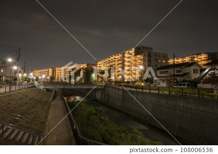 沿河新建公寓的夜景 108006536