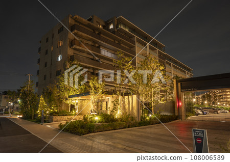 夜晚燈火通明的公寓 108006589