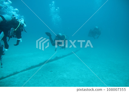 diver and diver 108007355