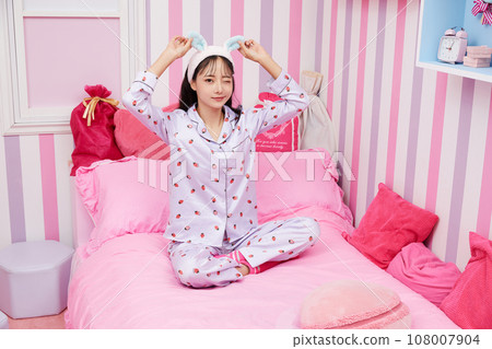 年輕女子在色彩繽紛的臥室裡放鬆 108007904