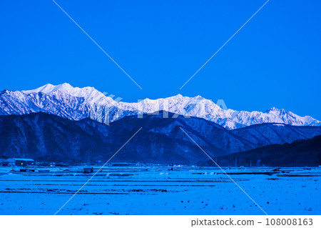 Mt. Jigatake, Mt. Kashimayarigatake, Mt. Goryu (before dawn) in winter seen from Omachi City Mt. Jigatake, Mt. Kashimayarigatake, Mt. Goryu (before dawn) in winter seen from Omachi City 108008163