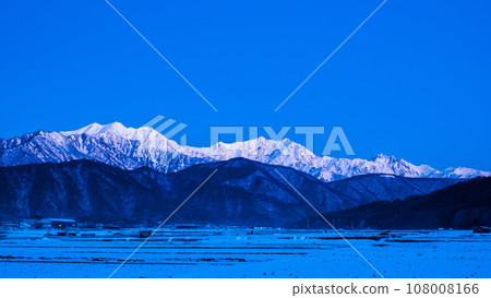 Mt. Jigatake, Mt. Kashimayarigatake, and Mt. Goryu in winter seen from Omachi City (before dawn) Mt. Jigatake, Mt. Kashimayarigatake, and Mt. Goryu in winter seen from Omachi City (before dawn) 108008166
